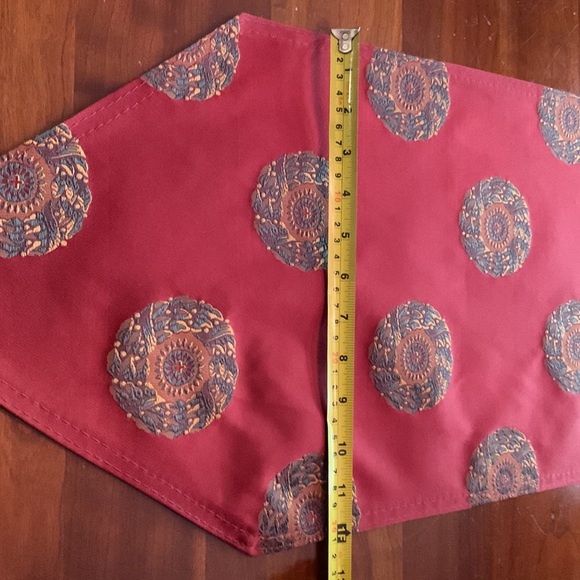 Rich red table runner with Asian motifs, gold tassels - Picture 4 of 5